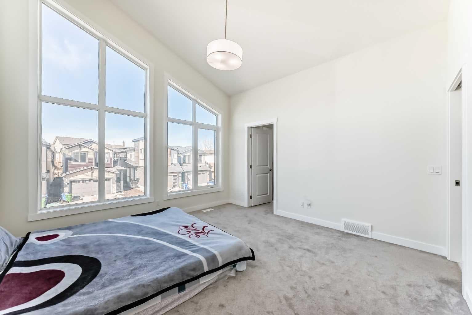 138 Silver Spruce Grove SW