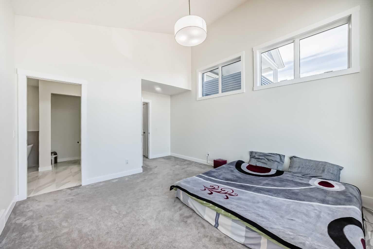 138 Silver Spruce Grove SW