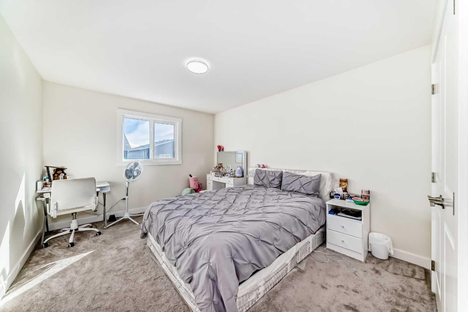 138 Silver Spruce Grove SW