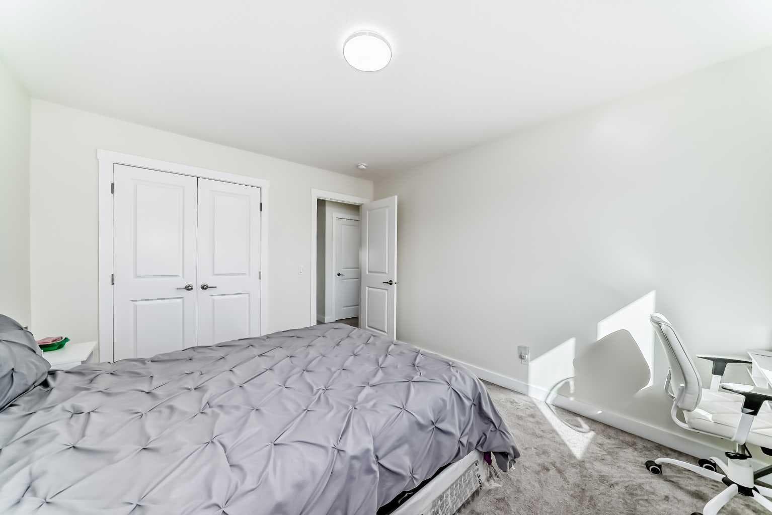 138 Silver Spruce Grove SW