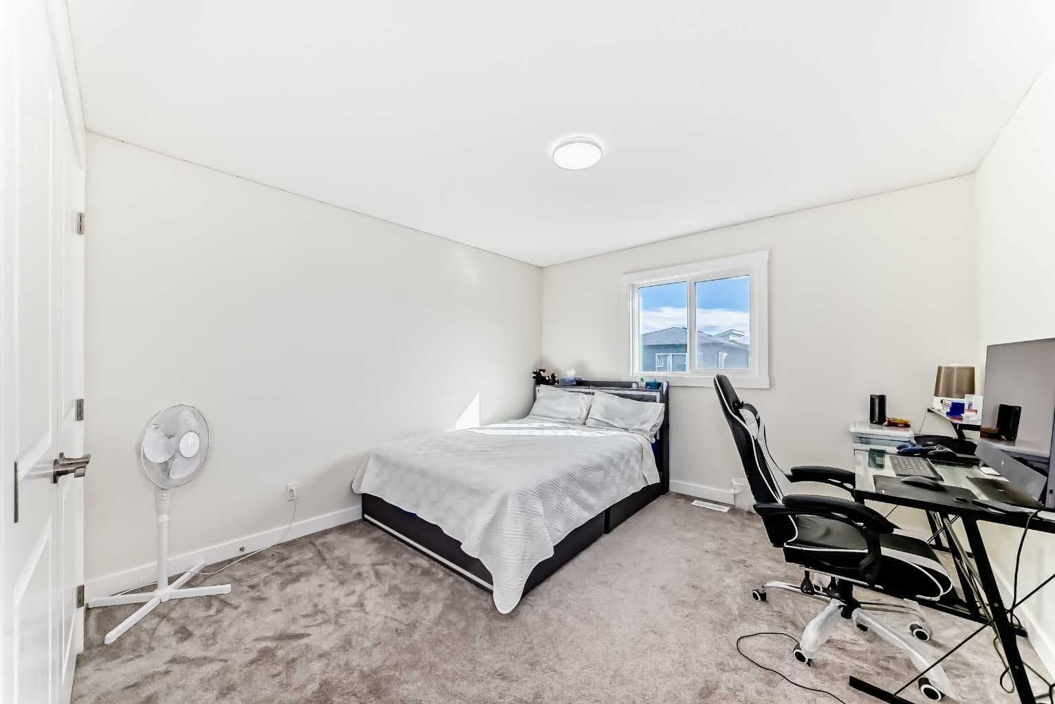 138 Silver Spruce Grove SW