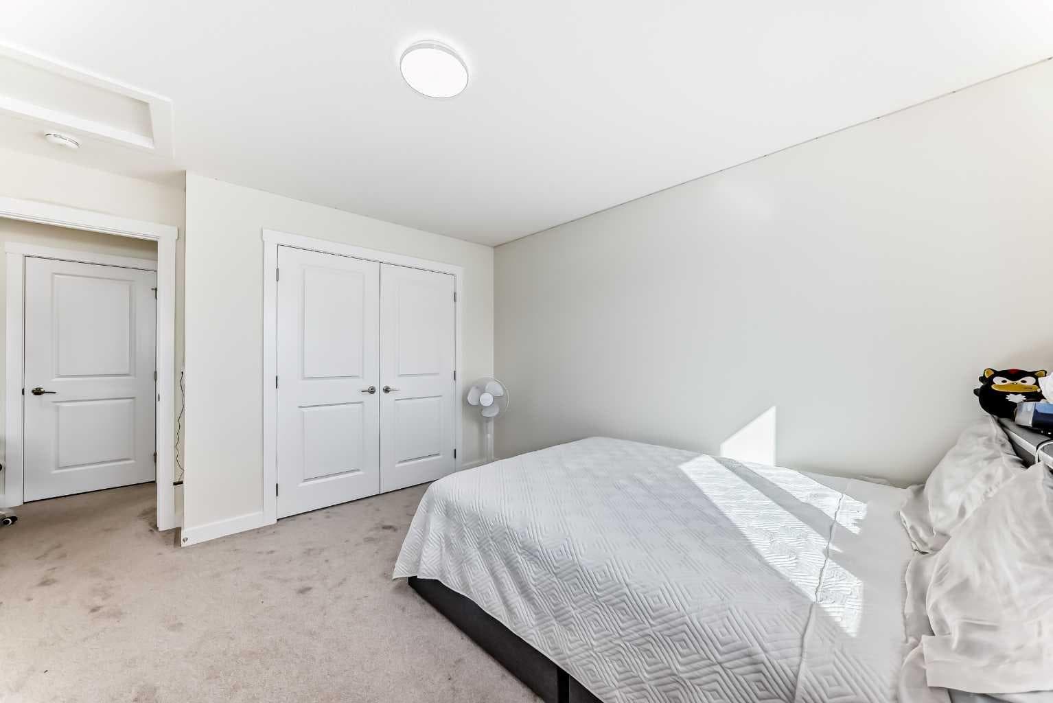 138 Silver Spruce Grove SW