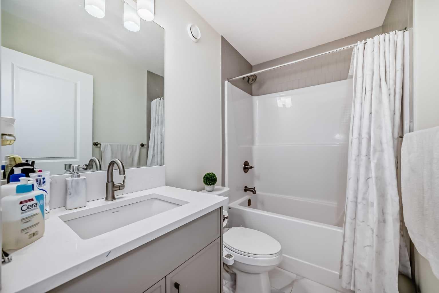 138 Silver Spruce Grove SW