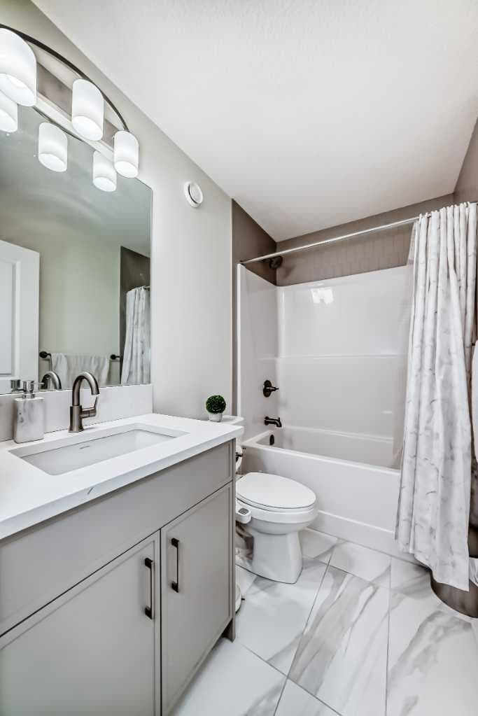 138 Silver Spruce Grove SW
