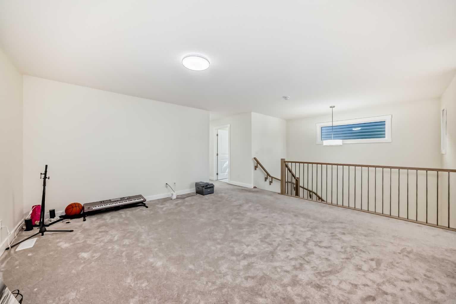 138 Silver Spruce Grove SW
