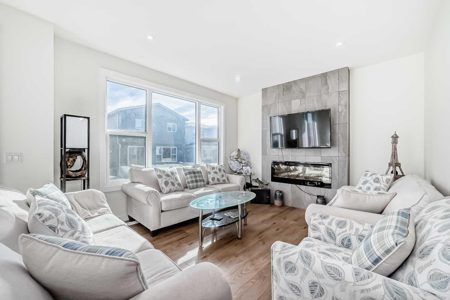 138 Silver Spruce Grove SW