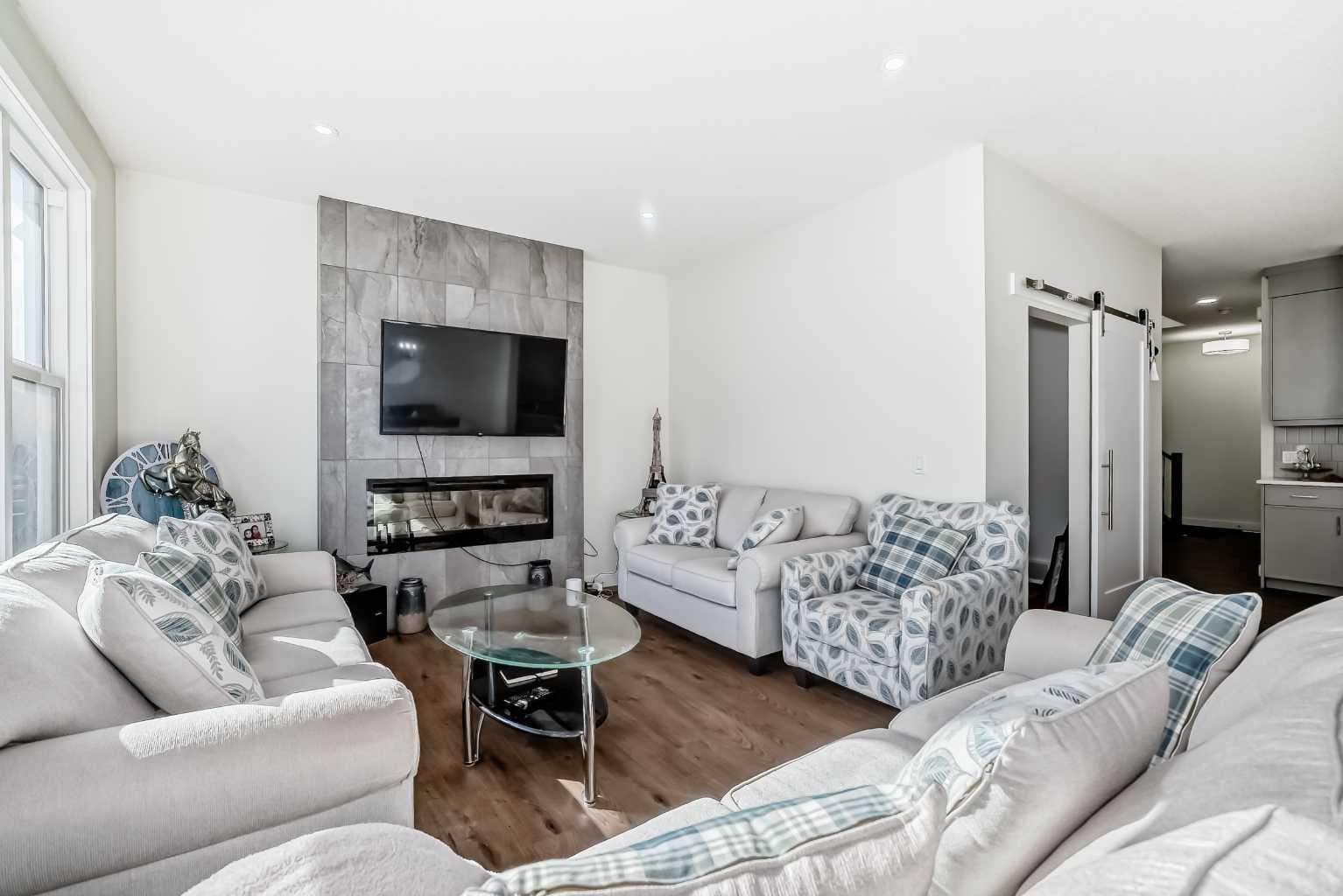138 Silver Spruce Grove SW