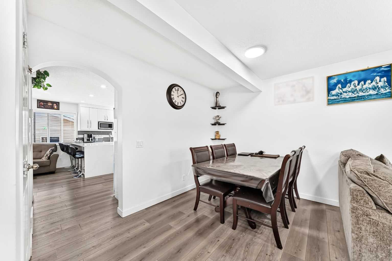 24 Taralake Road NE