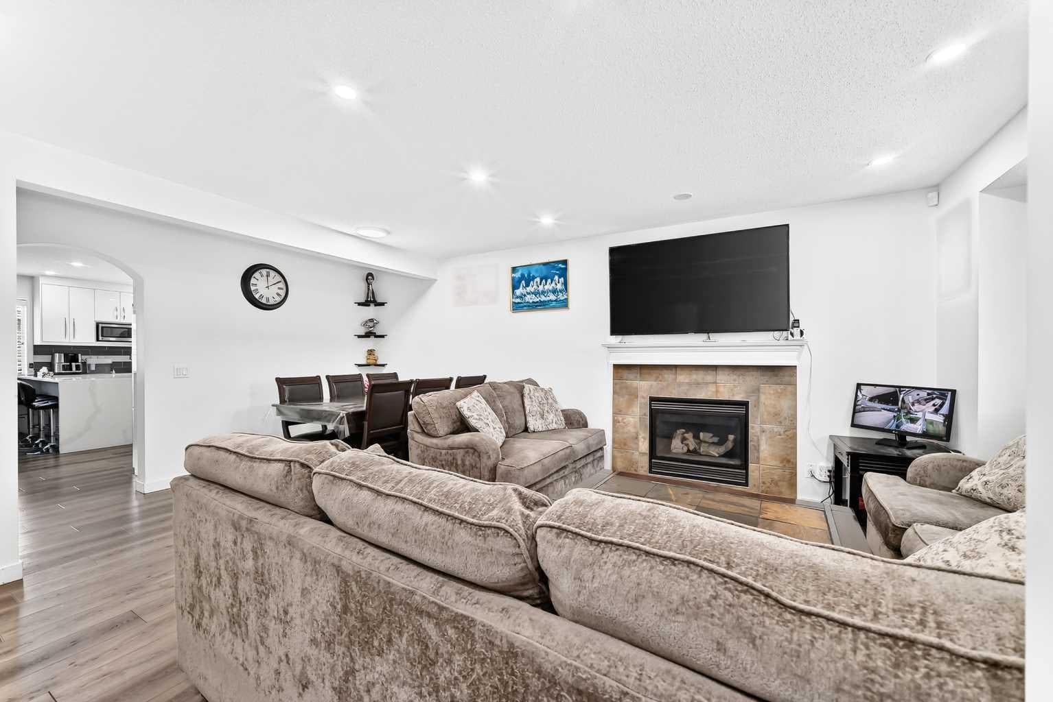 24 Taralake Road NE