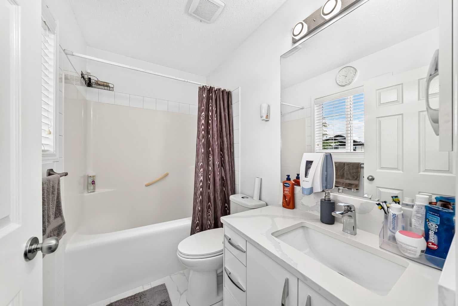 24 Taralake Road NE