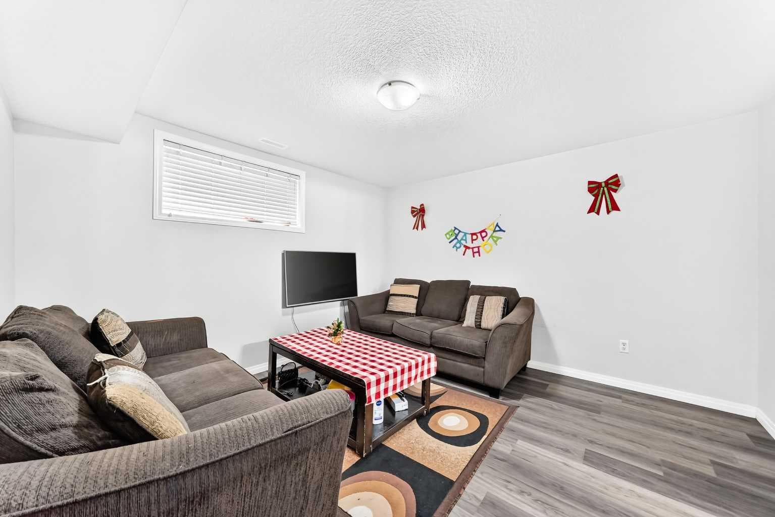 24 Taralake Road NE