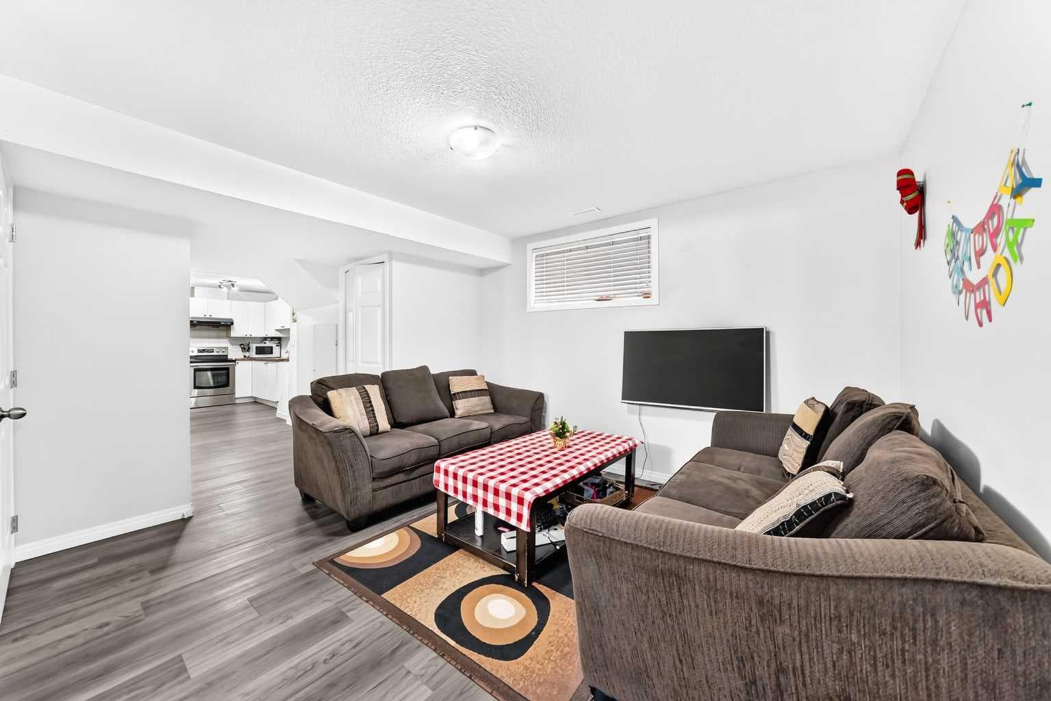24 Taralake Road NE
