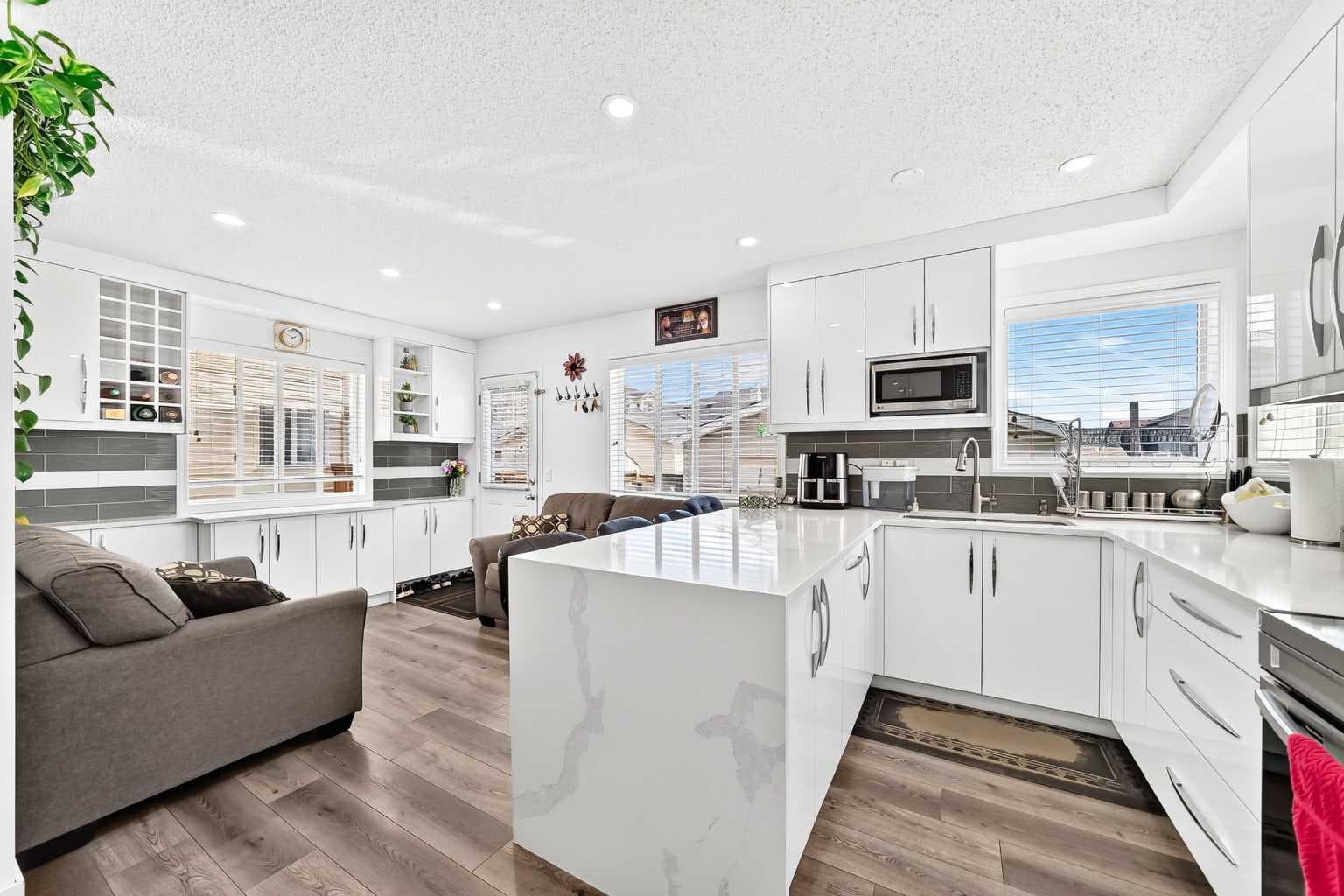 24 Taralake Road NE