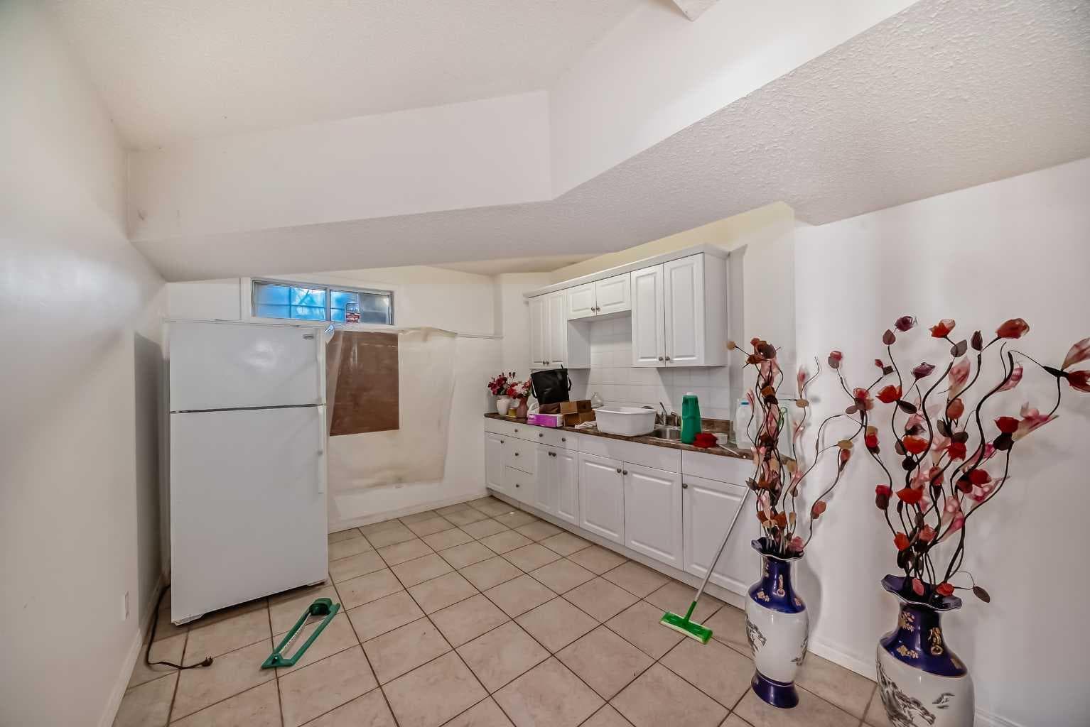 183 Christie Park Hill SW