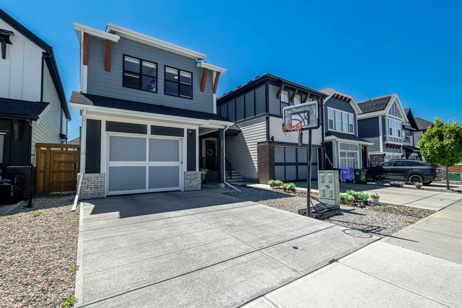 229 Masters Row SE