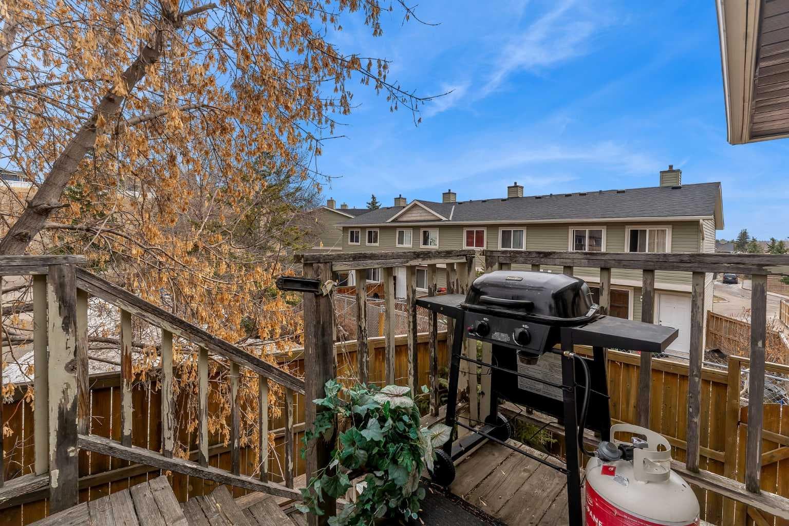 115 Deerfield Drive SE