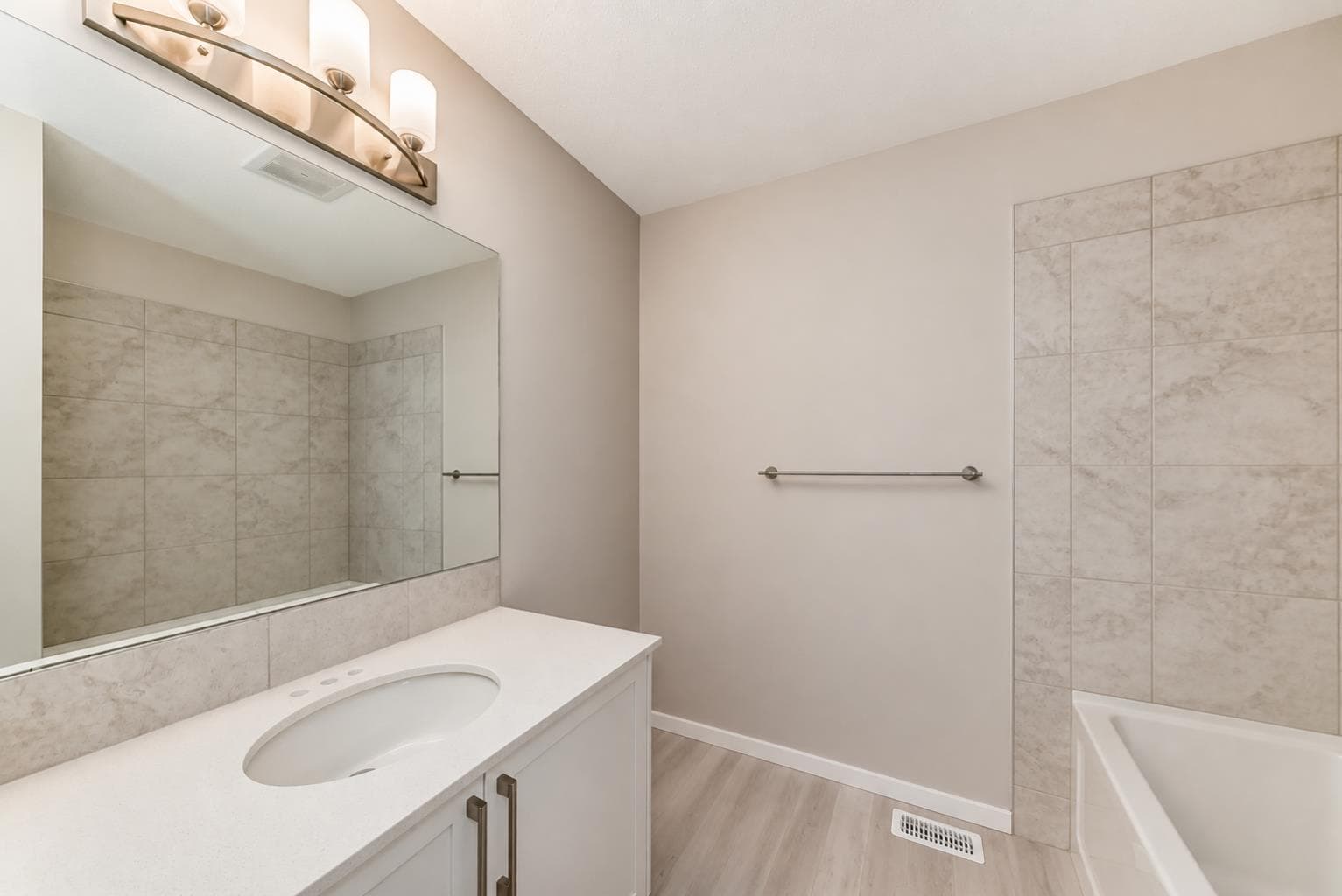 202, 245 Redstone Walk NE