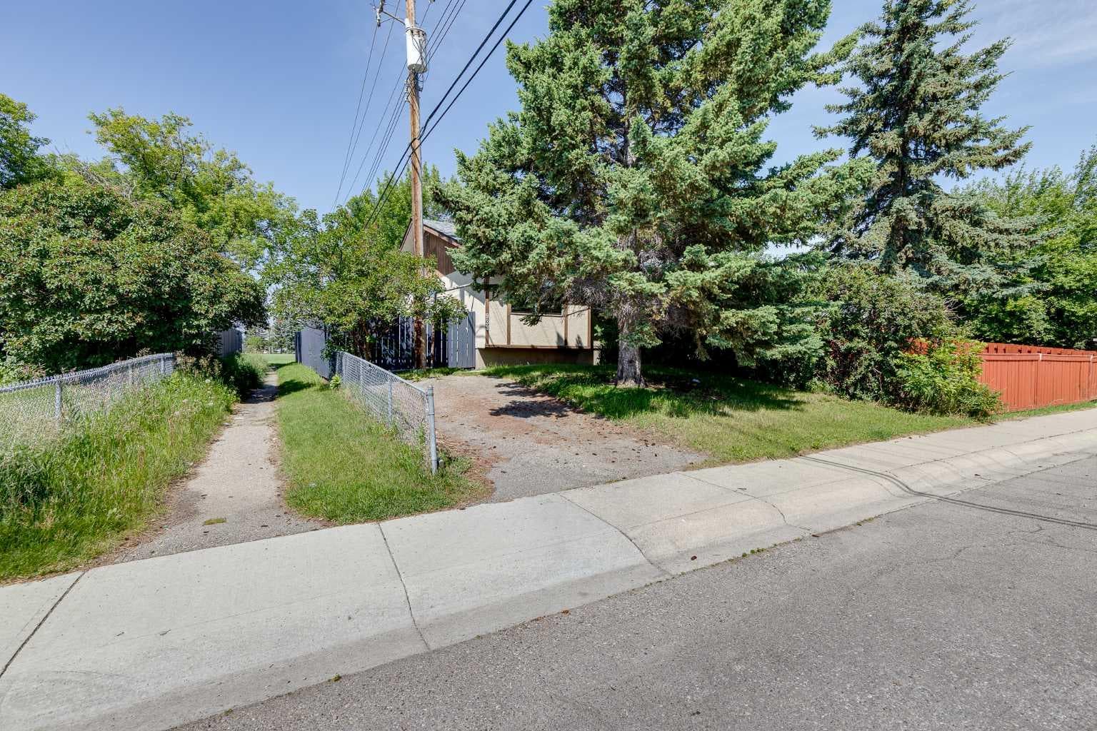 933 Marcombe Drive NE