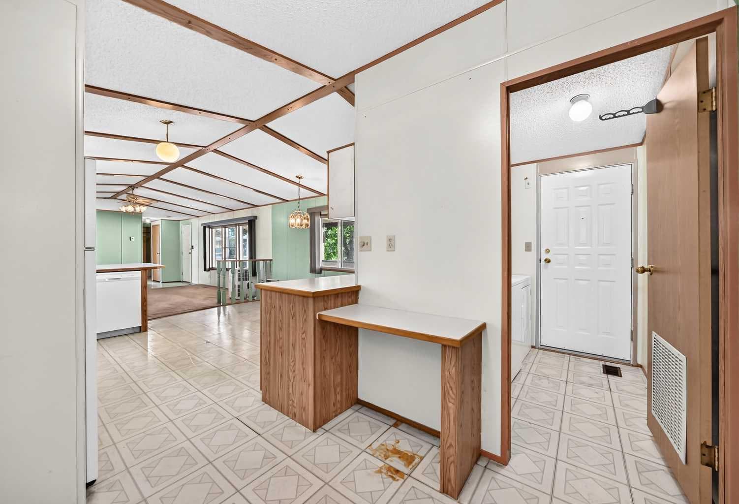 3218 Burroughs Manor NE
