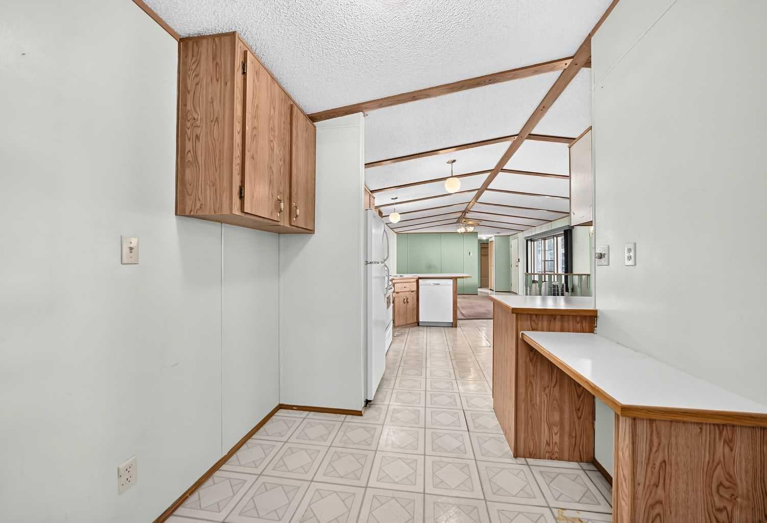 3218 Burroughs Manor NE