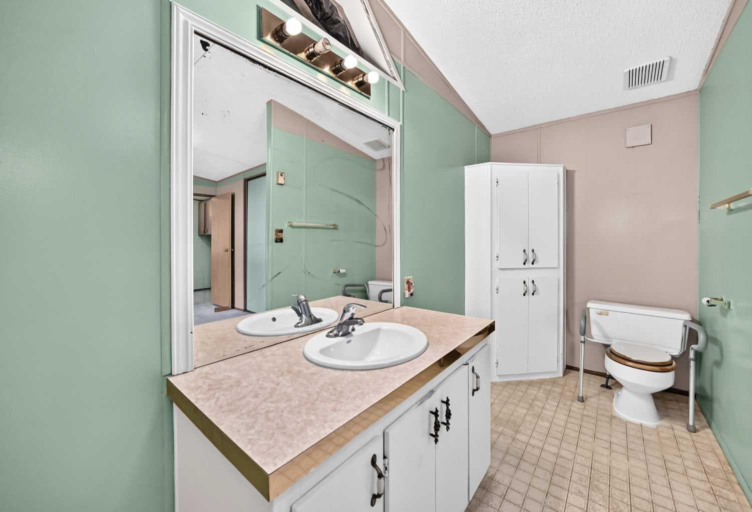 3218 Burroughs Manor NE