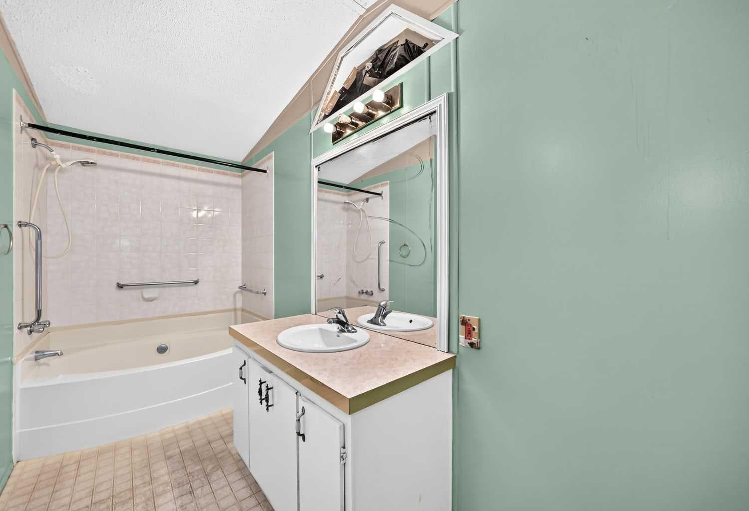 3218 Burroughs Manor NE