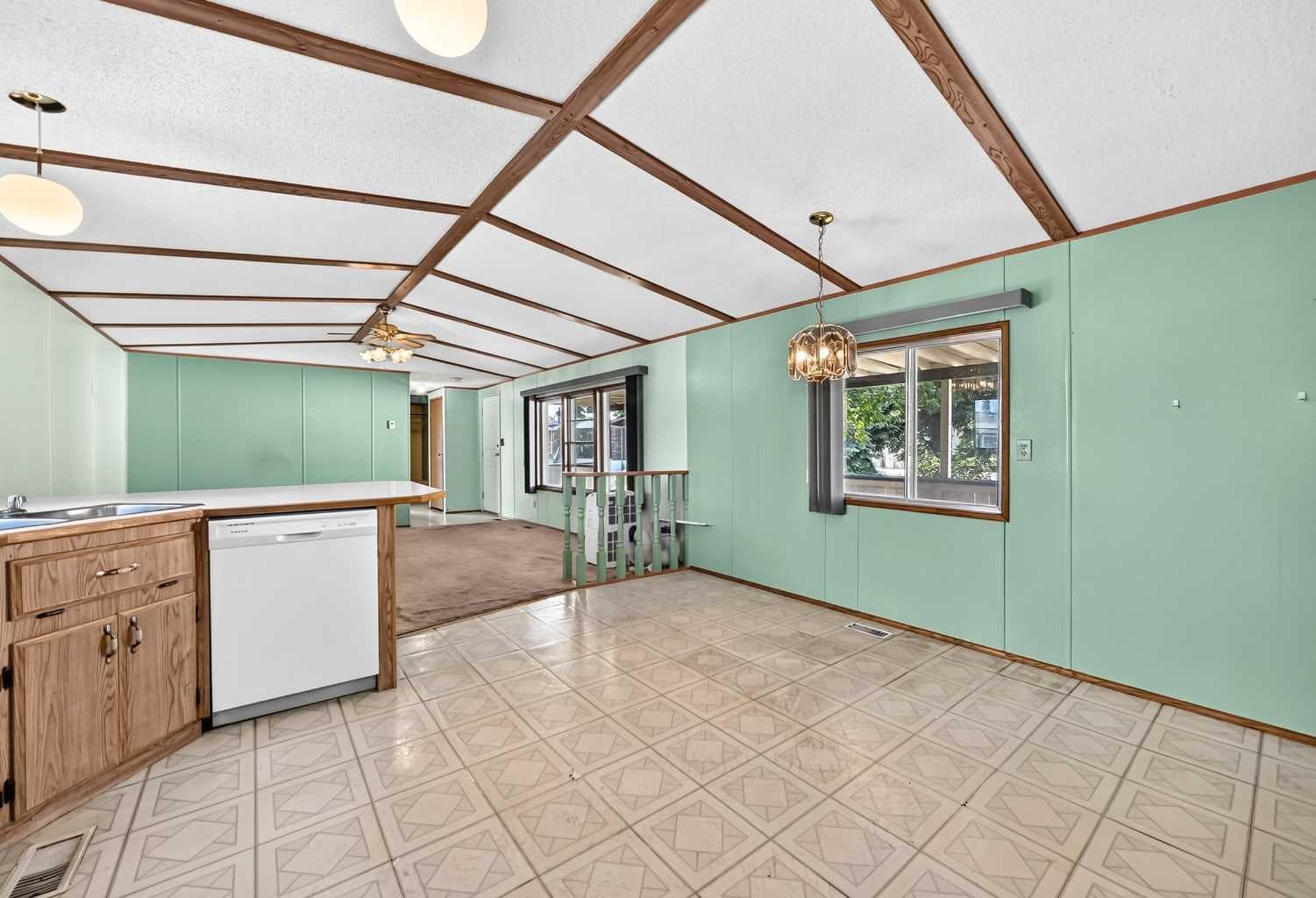 3218 Burroughs Manor NE