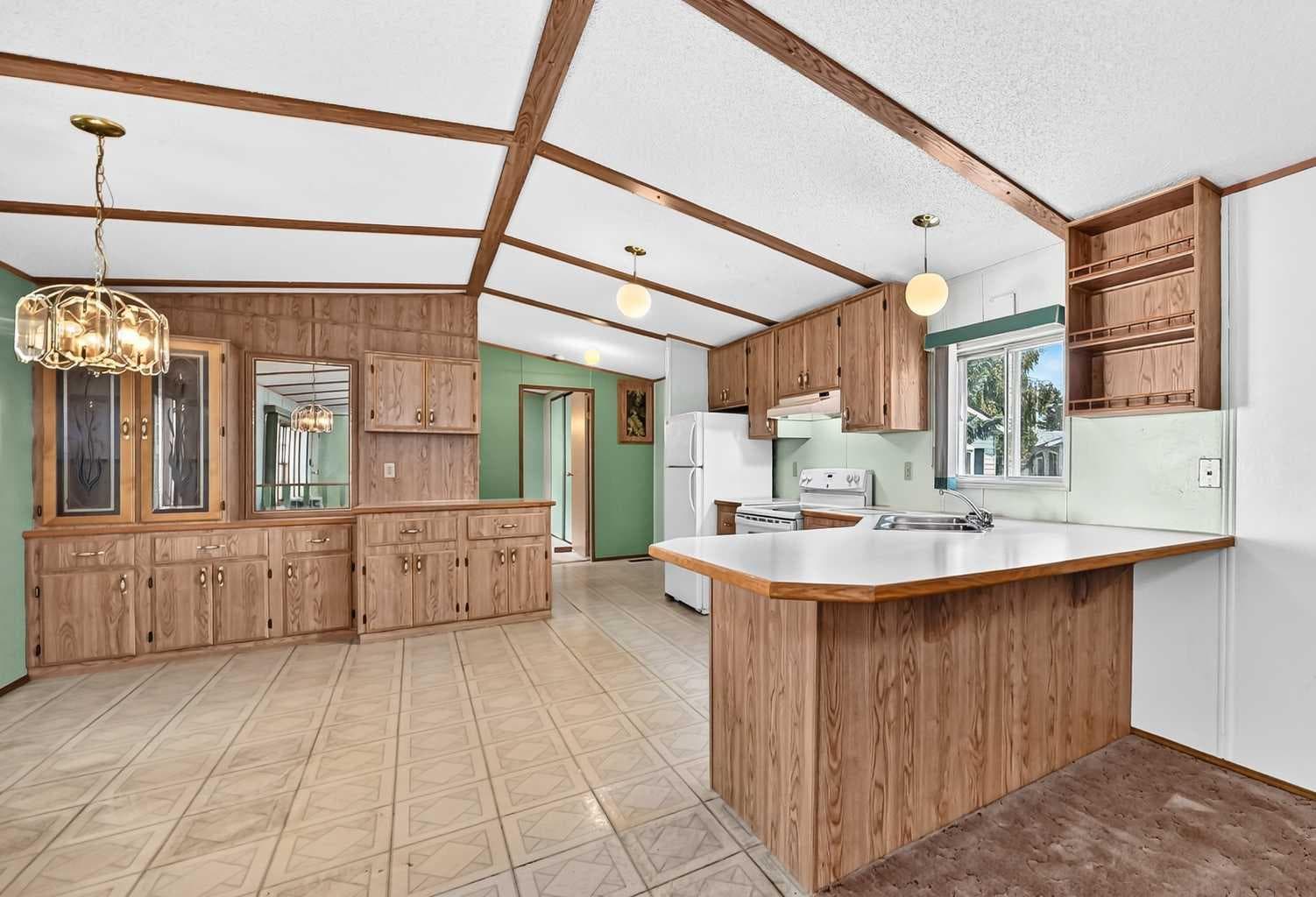 3218 Burroughs Manor NE
