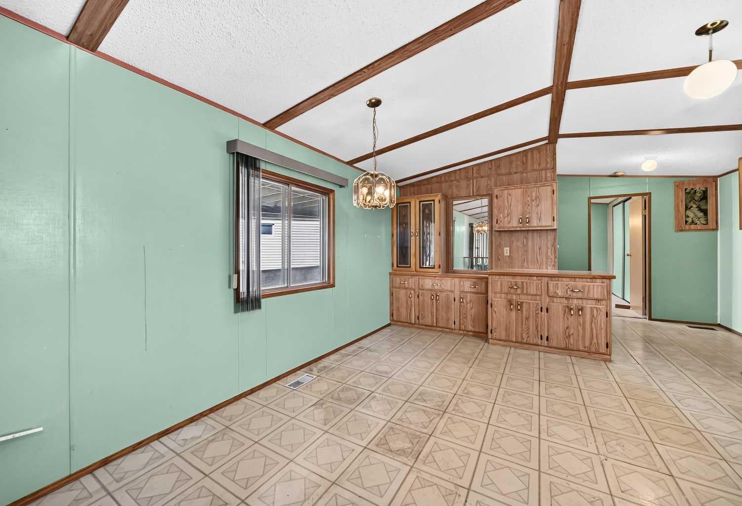 3218 Burroughs Manor NE
