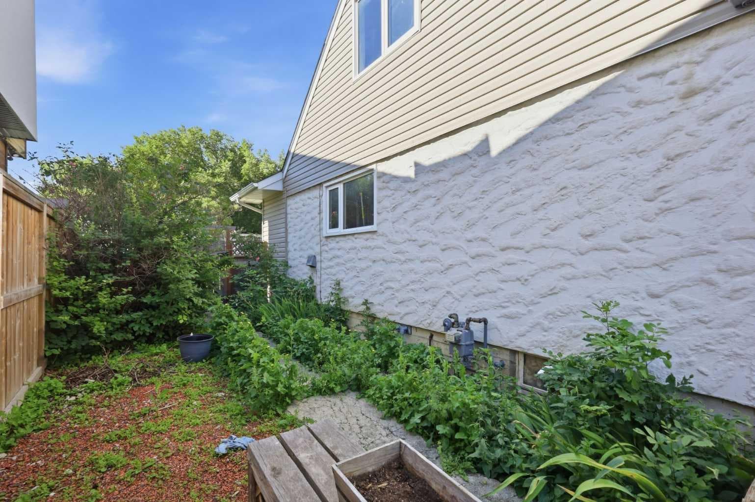 806 Radford Road NE