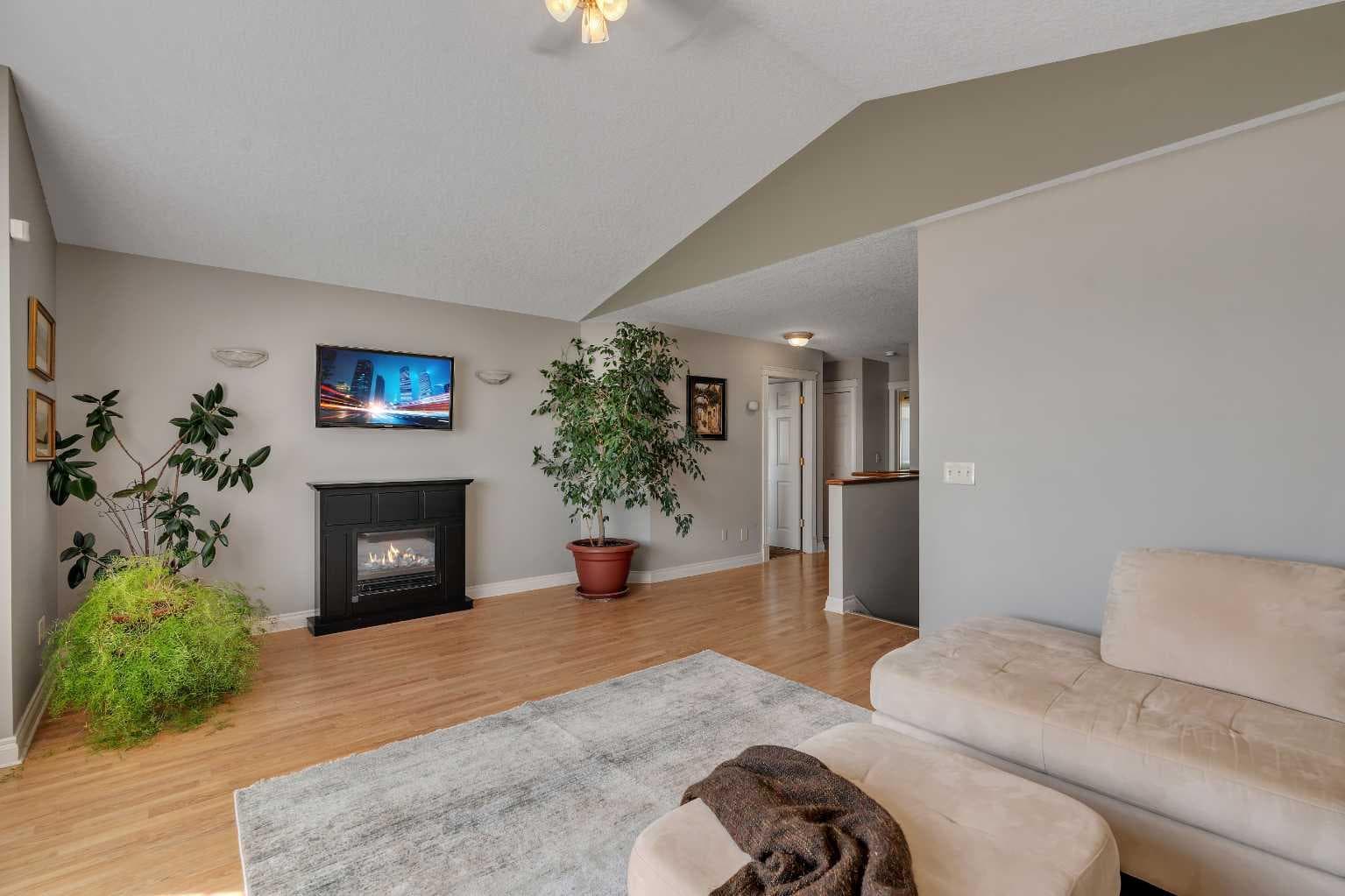84 Willowbrook Crescent NW