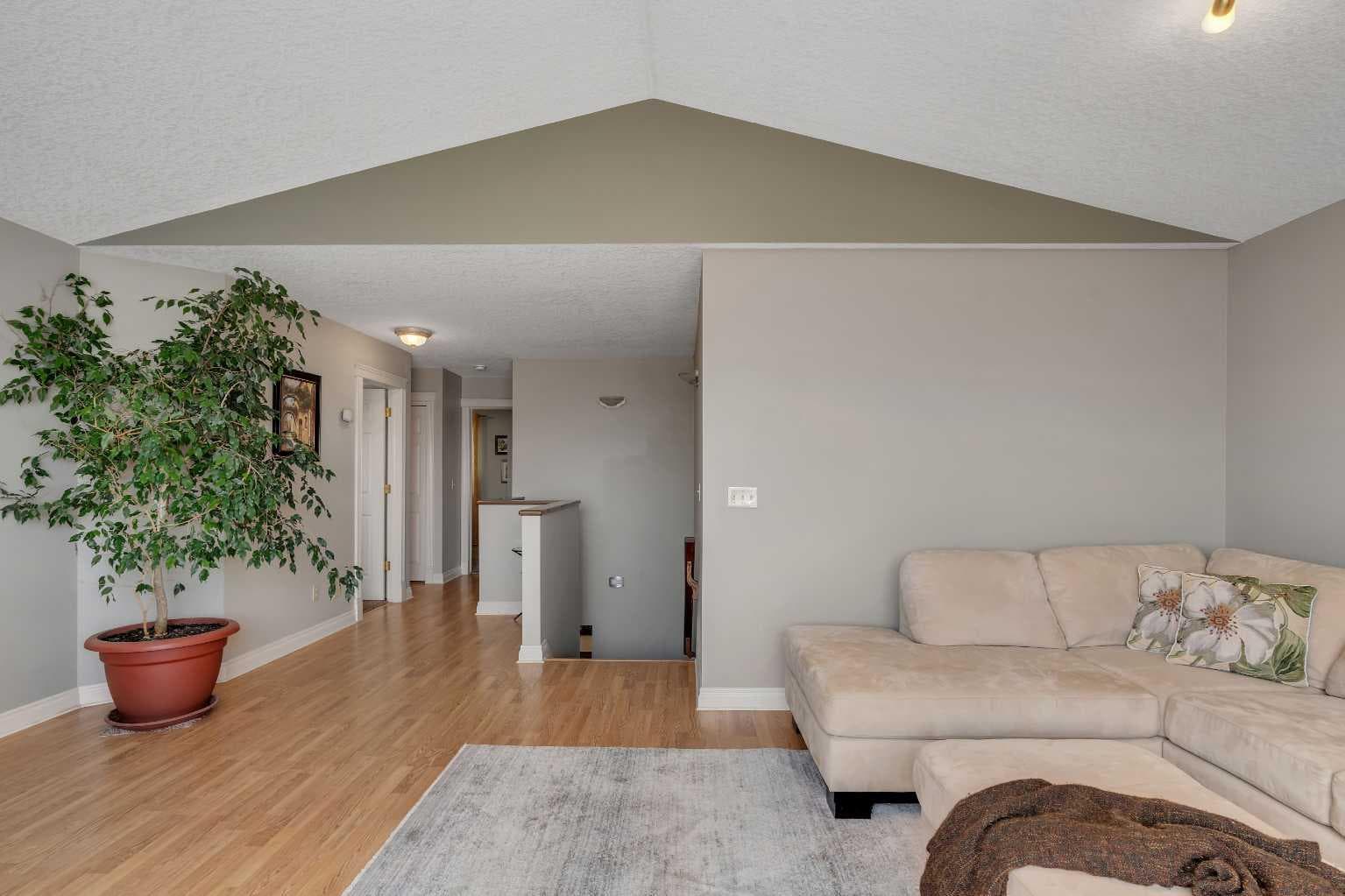 84 Willowbrook Crescent NW