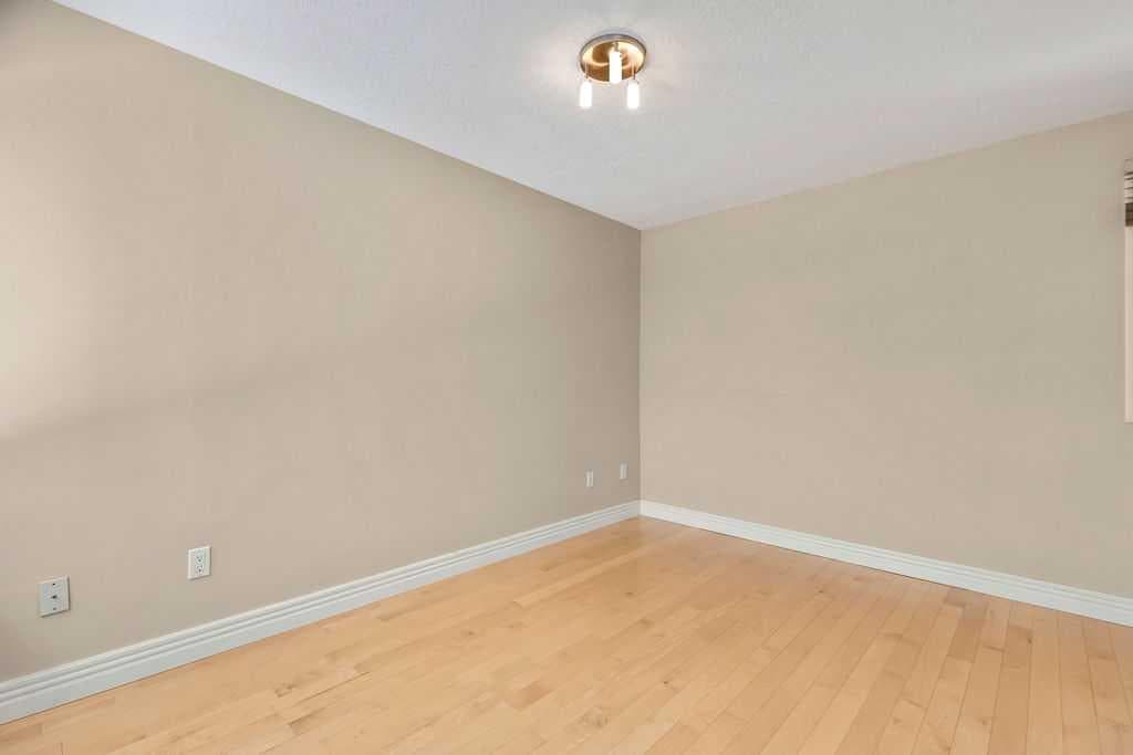 252, 66 Glamis Green SW