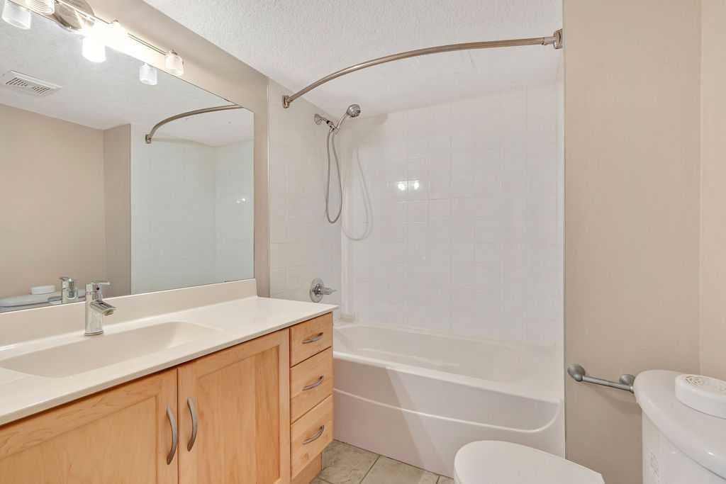 252, 66 Glamis Green SW