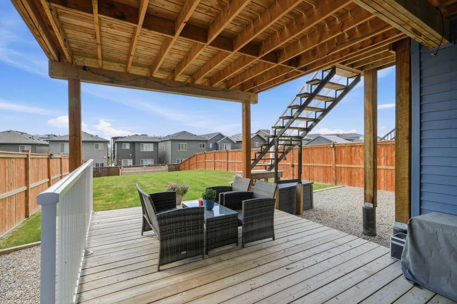 206 Lucas Crescent NW