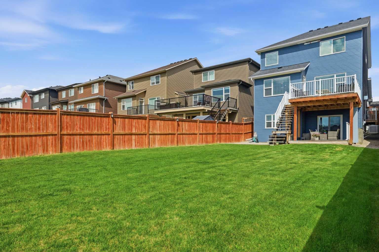 206 Lucas Crescent NW