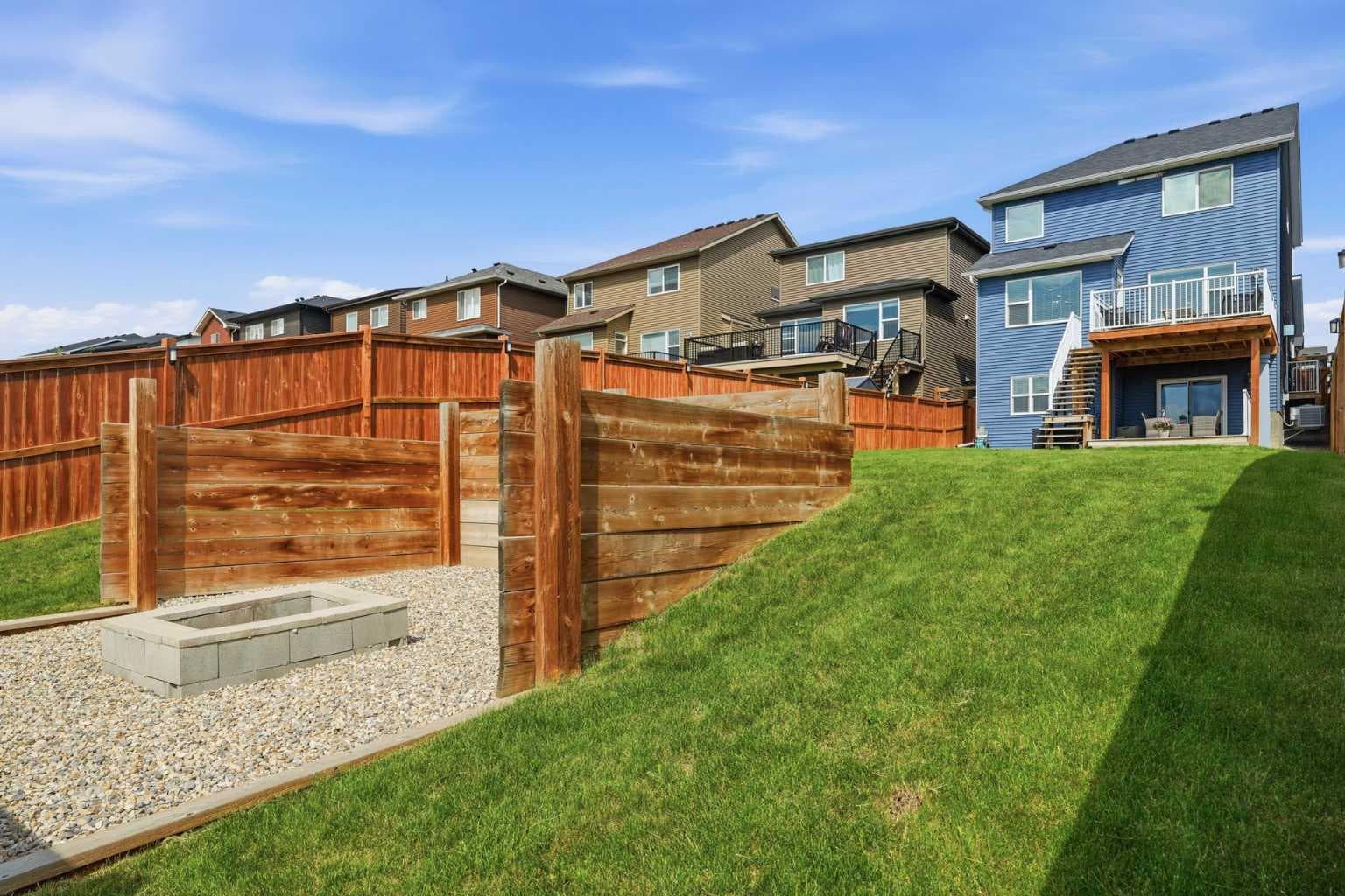 206 Lucas Crescent NW