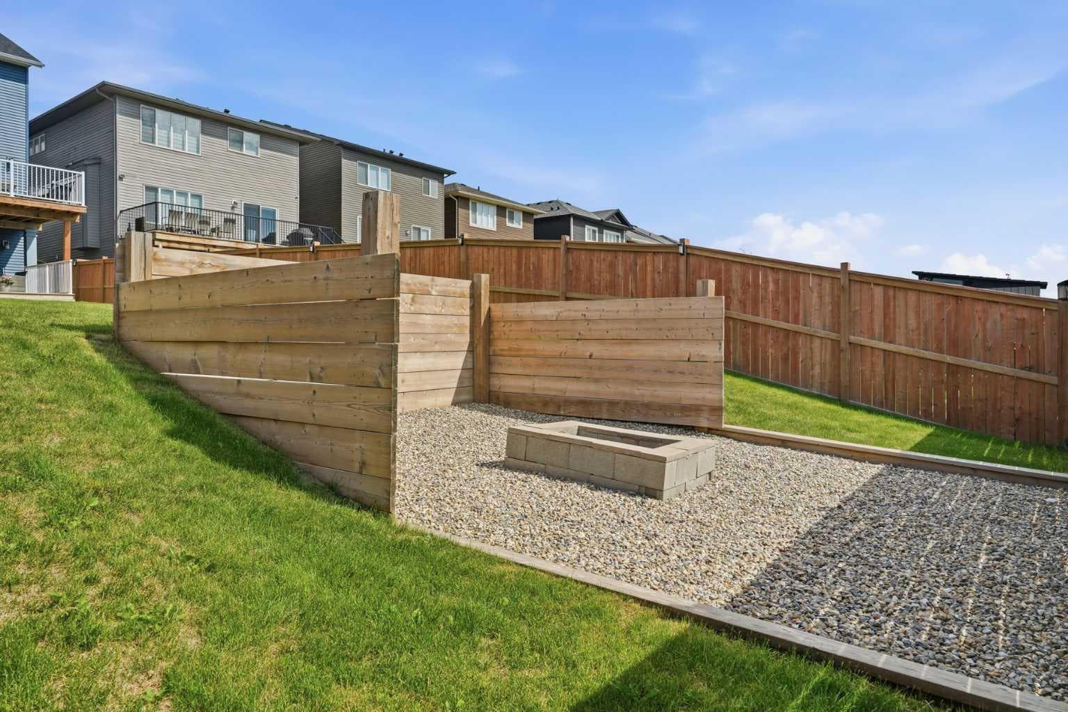 206 Lucas Crescent NW