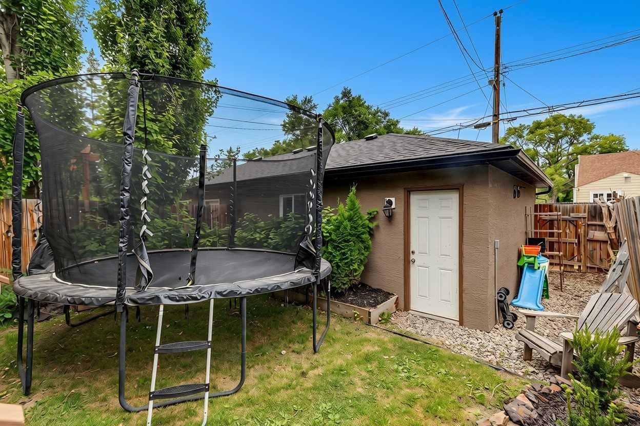 1046 Rundle Crescent NE