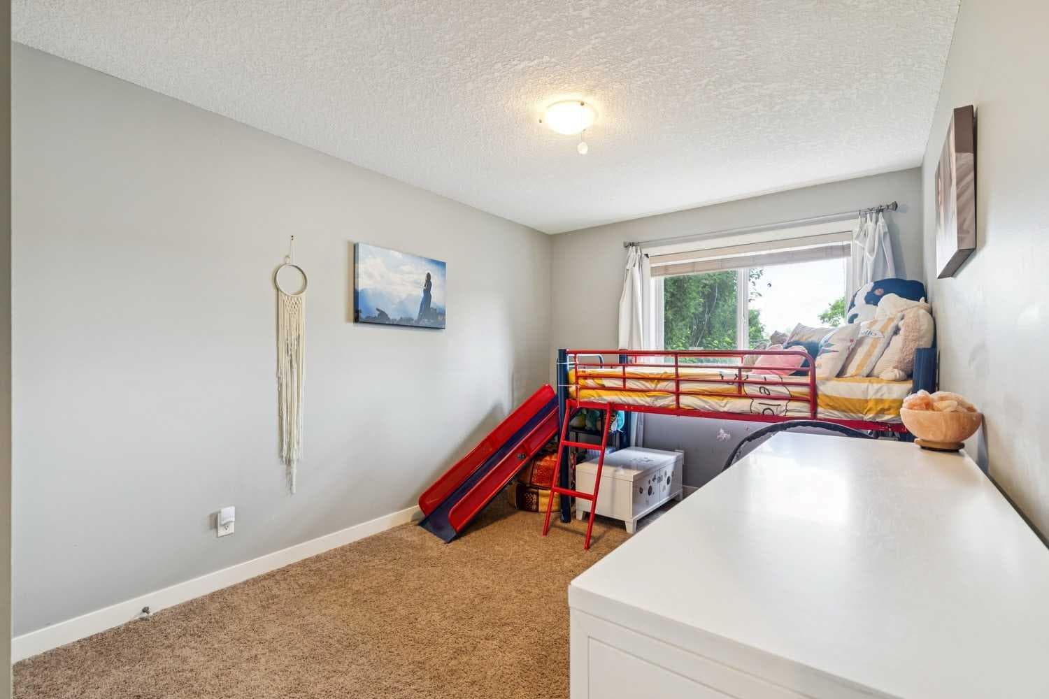 1046 Rundle Crescent NE