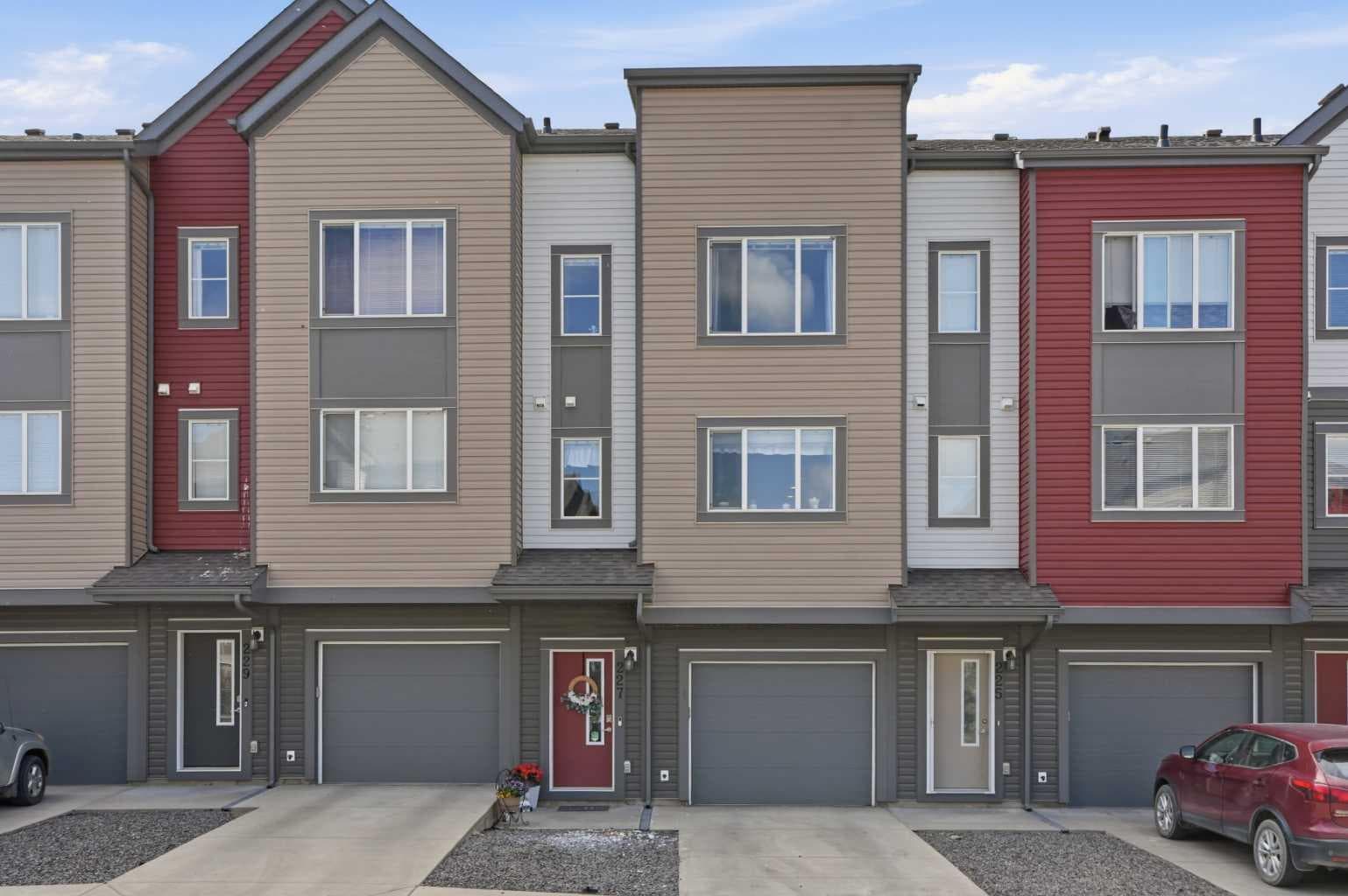 227 Copperpond Row SE