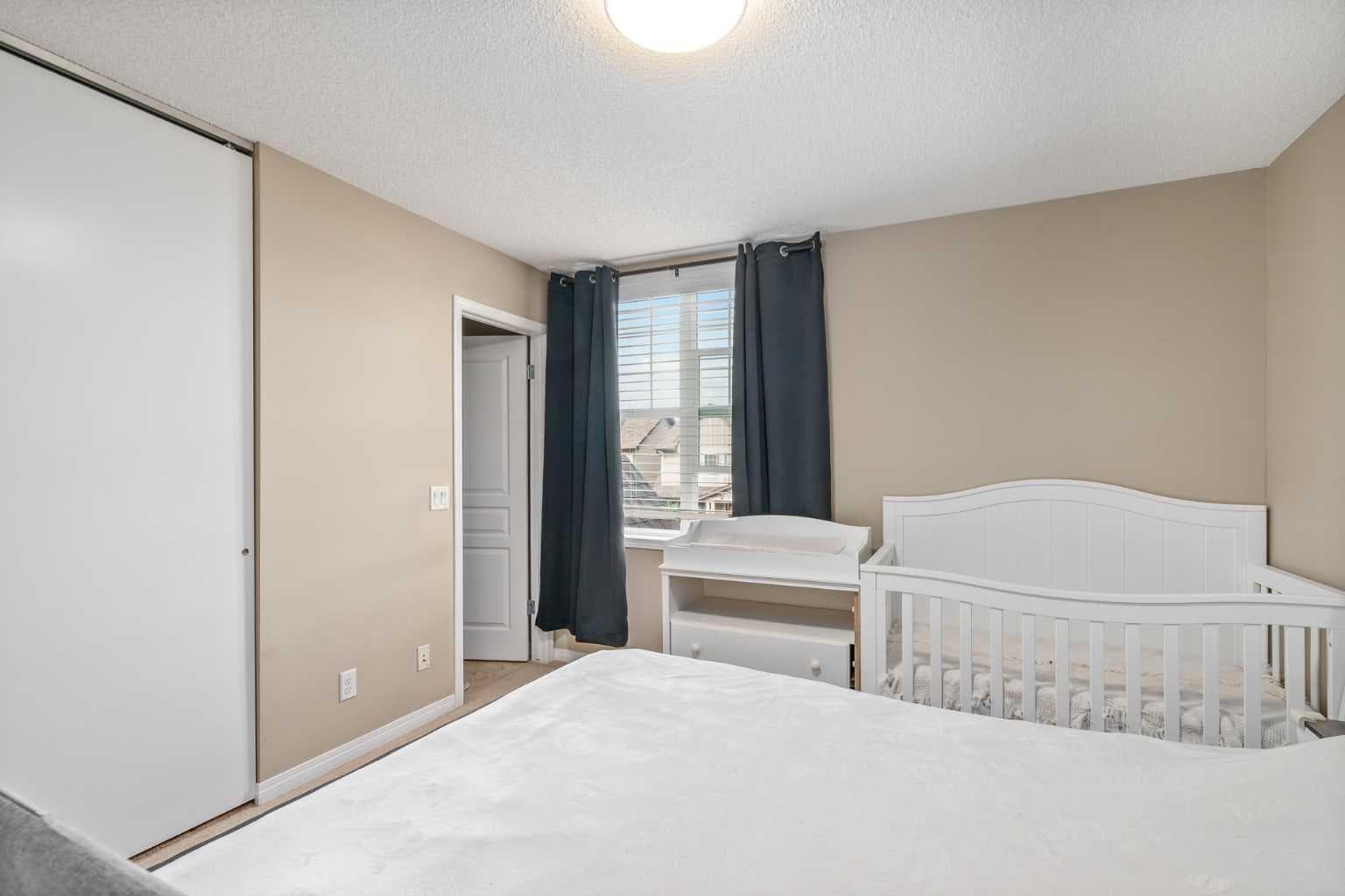 240 Elgin Meadows Gardens SE
