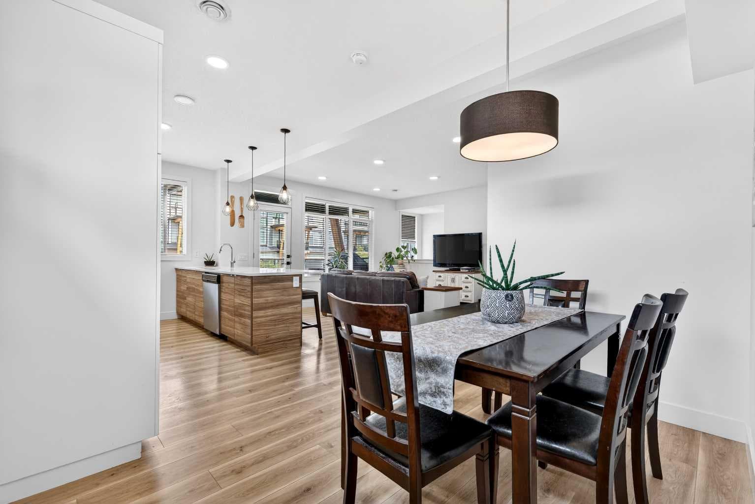 33, 230 Seton Passage SE