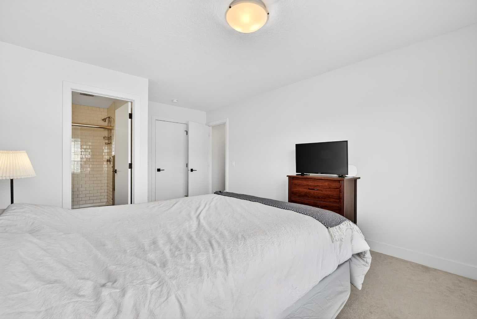 33, 230 Seton Passage SE