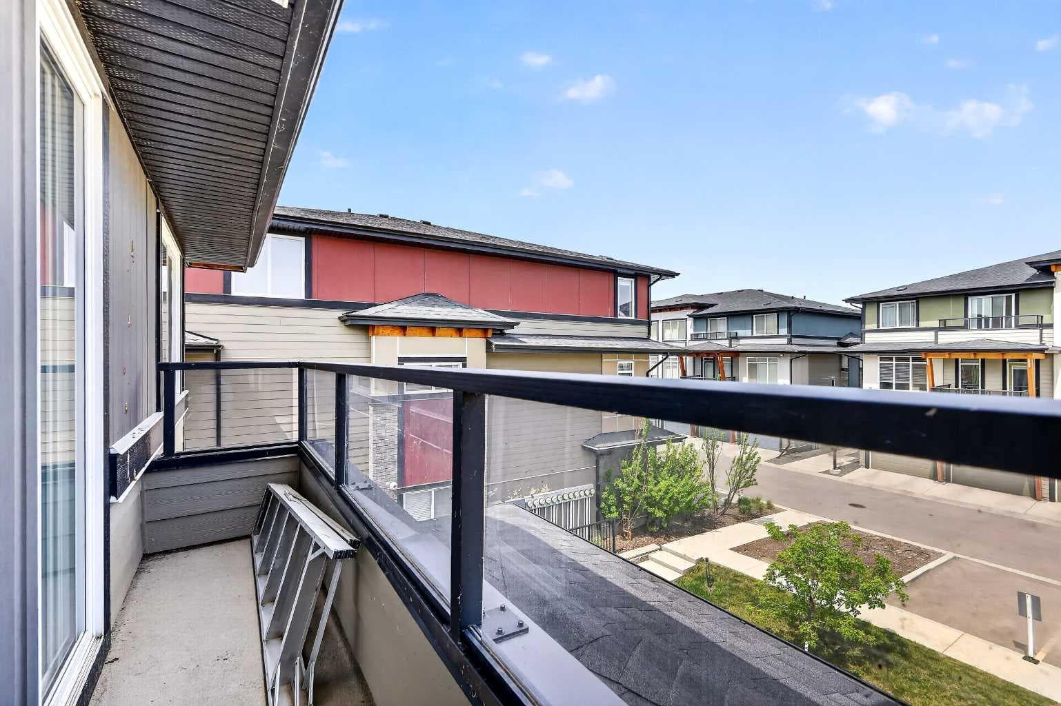 33, 230 Seton Passage SE