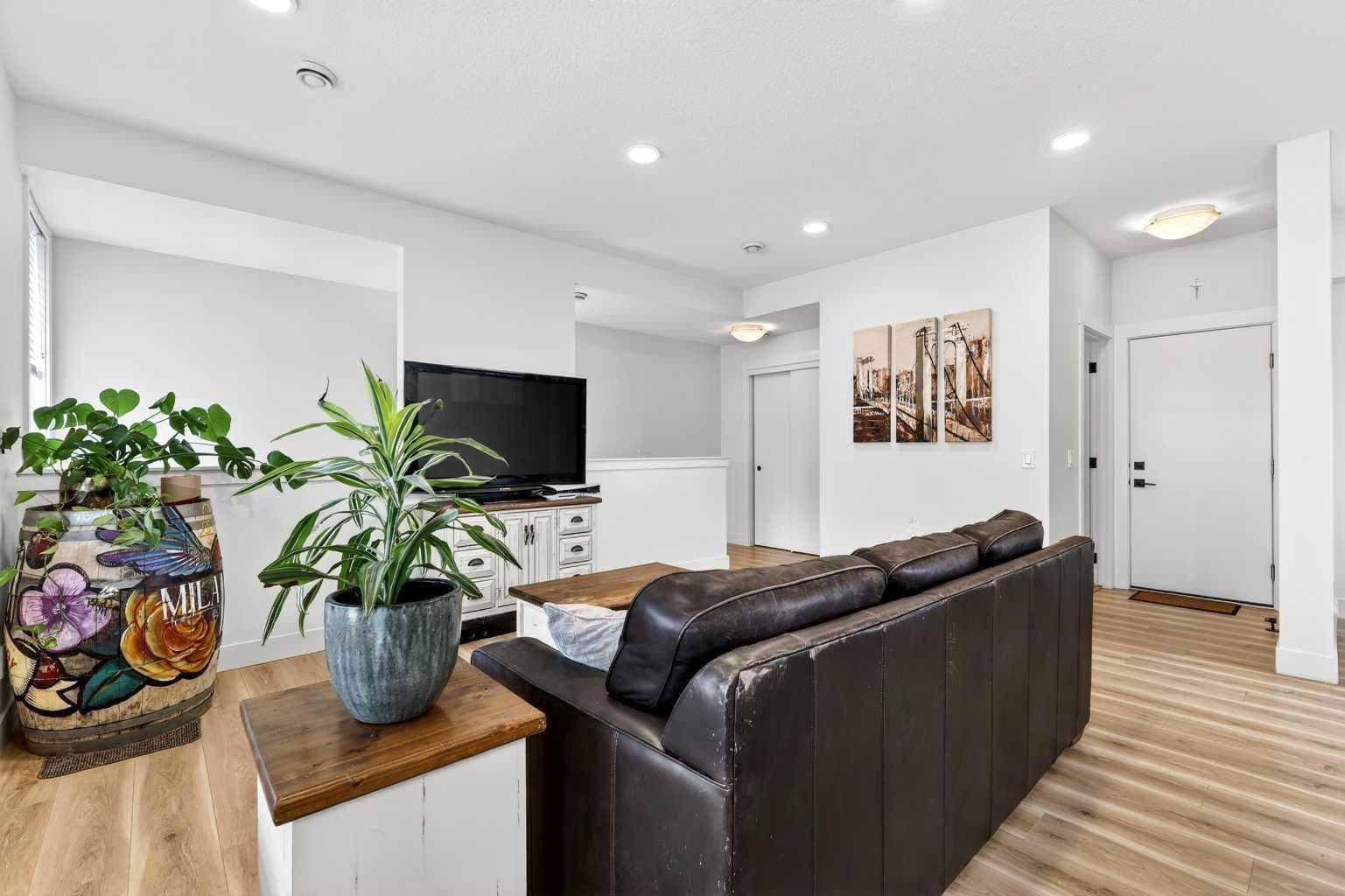 33, 230 Seton Passage SE
