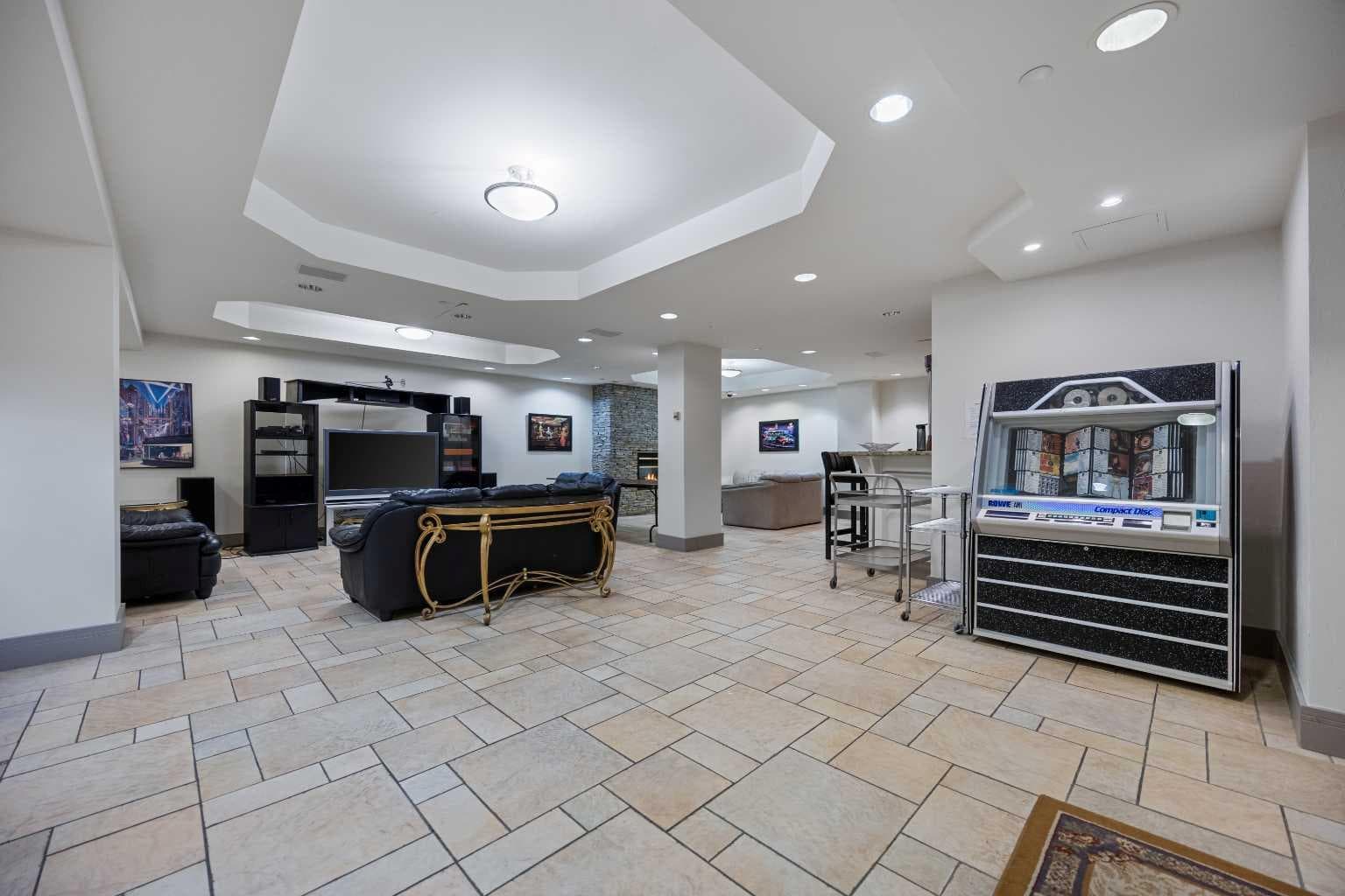 204, 4603 Varsity Drive NW