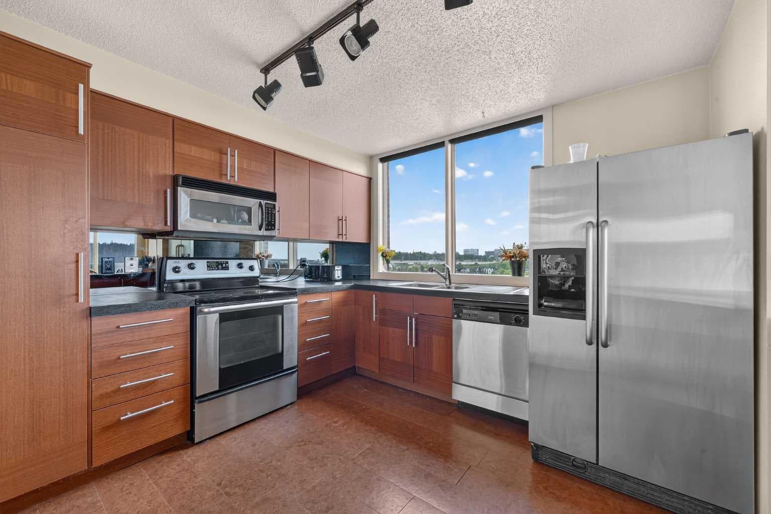 1607, 145 Point Drive NW
