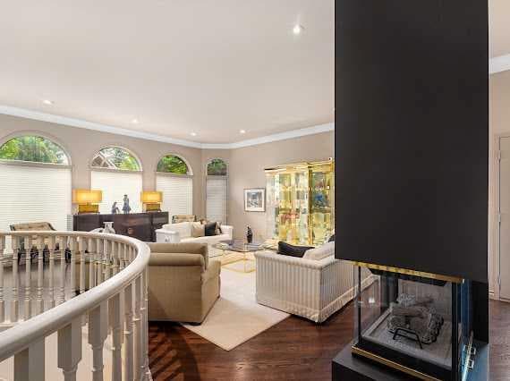 39 Baycrest Court SW