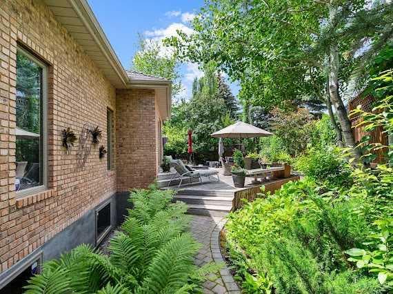 39 Baycrest Court SW